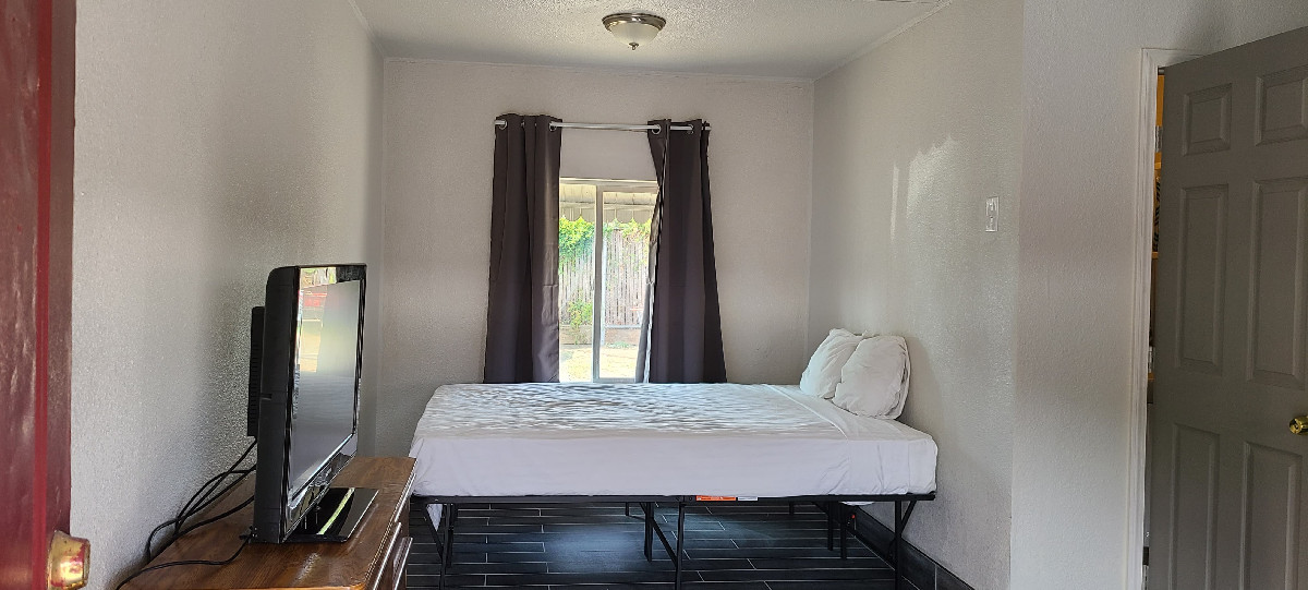 1 Queen Bed